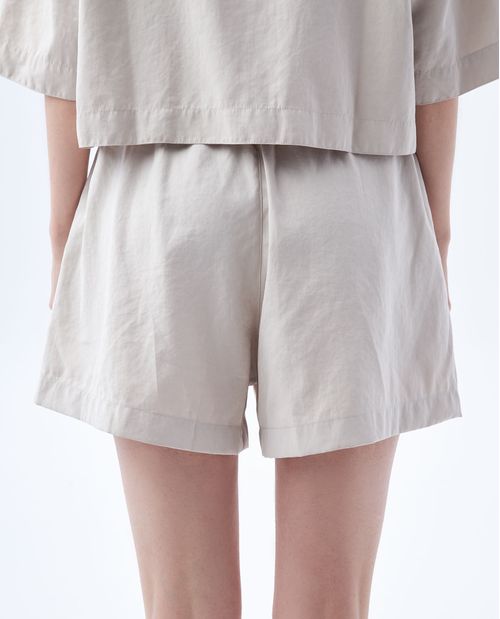 Short con bolsillos laterales para mujer
