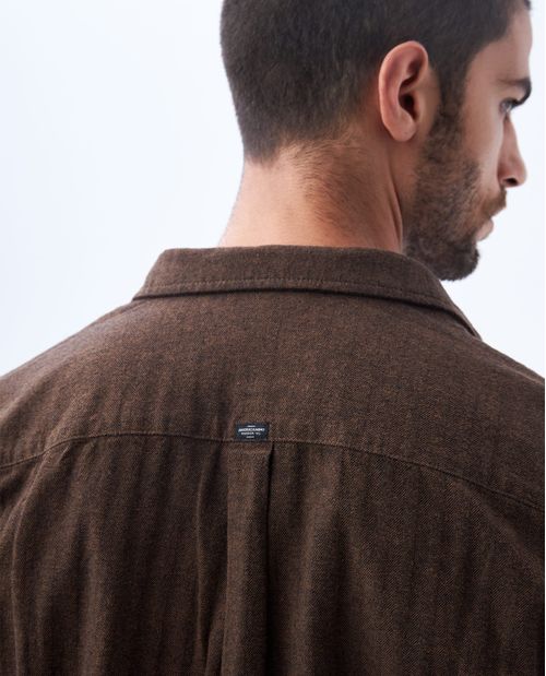 Camisa con bolsillos de parche para hombre