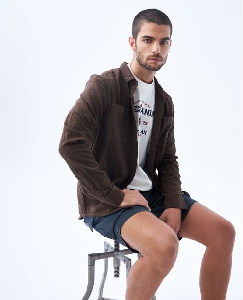 Camisa con bolsillos de parche para hombre