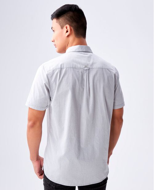 Camisa con botones para hombre