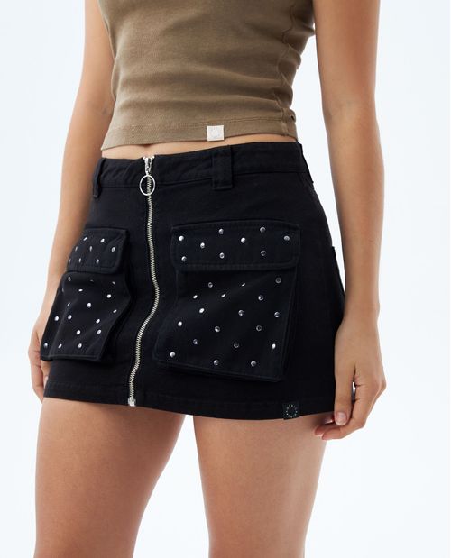Falda corta bolsillos y taches para mujer