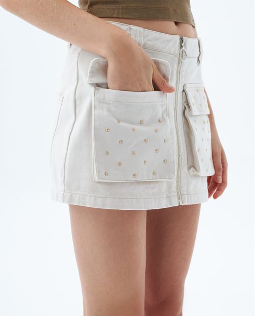 Falda corta bolsillos y taches para mujer
