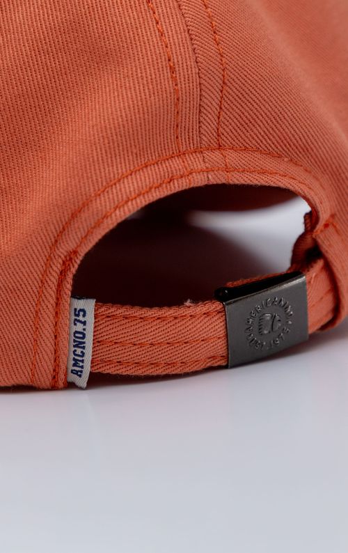 Gorra con bordado en frente y lateral para hombre