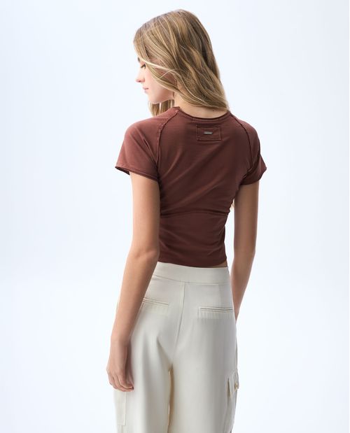 Camiseta crop con cortes para mujer