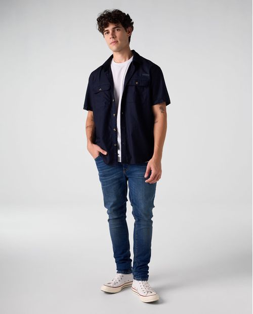 Camisa tipo cargo con aplique bordado para hombre