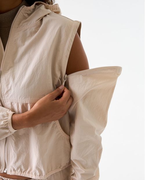 Chaqueta rompevientos con mangas desmontables para mujer