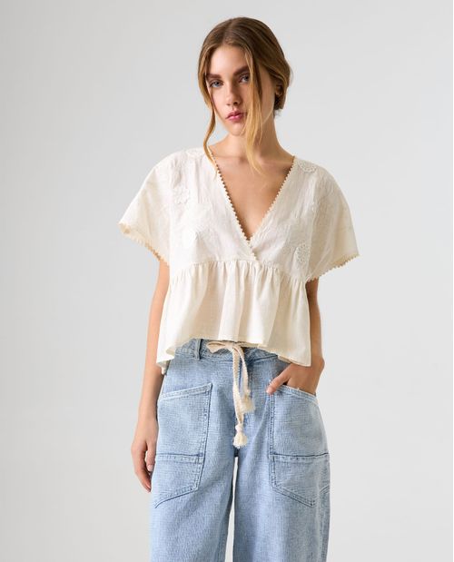Camisa cuello en V con detalles bordados para mujer
