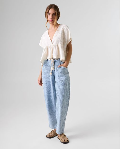 Camisa cuello en V con detalles bordados para mujer