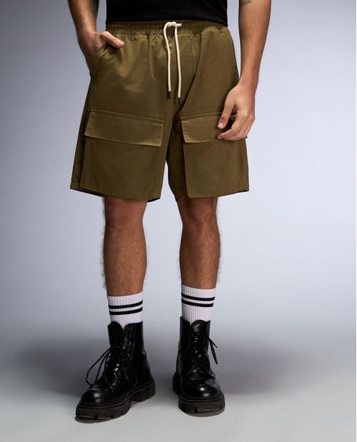 Bermuda con bolsillos cargo para hombre