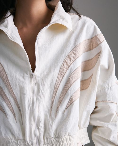 Chaqueta regular nylon detalles en líneas
